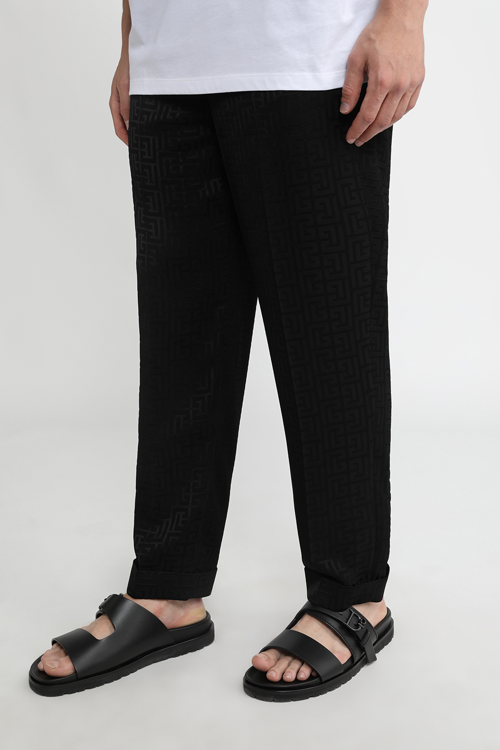 תמונת כל הלוק של סנדלי עור